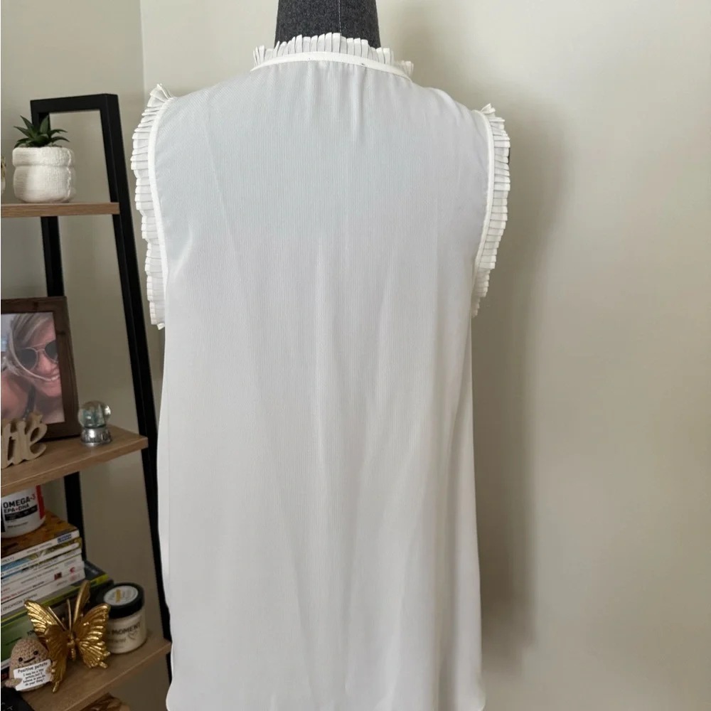 NWOT - RW&CO. White Blouse with Ruffle Detail Size: M - Picture 5 of 6